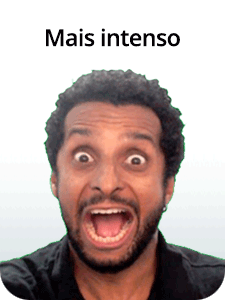 Composição com texto e fotografia. Na parte superior, está escrita a palavra “Normal” em letras pretas. Abaixo, um homem de pele parda, cabelos cacheados, curtos e pretos, e barba preta. Ele aparece do pescoço para cima, com o rosto voltado para frente, expressão neutra, olhos abertos e boca fechada.